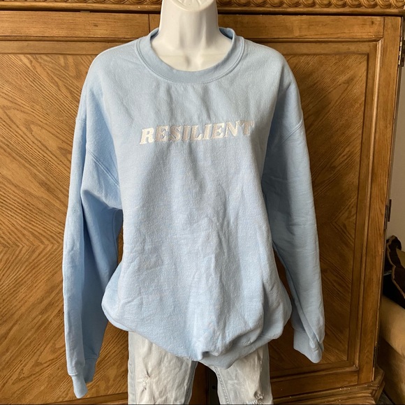 Baby blue oversize graphic sweatshirt “resilient” - Picture 2 of 4